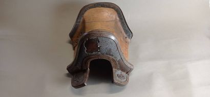 JAPON?

Curieuse selle en bois naturel. 

Pommeau...