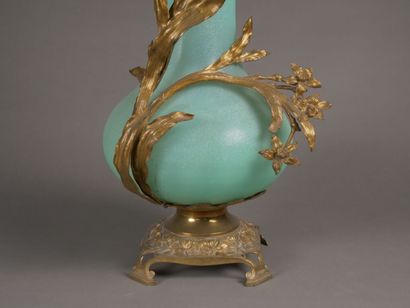 Important vase balustre en verre givré vert.

Monture...