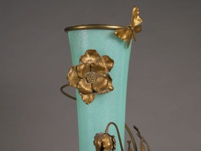 Important vase balustre en verre givré vert.

Monture...