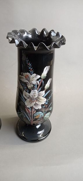 Paire de vases en opaline à décor en plein...