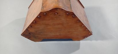 Charbonnière en noyer et placage de noyer.

Elle...