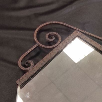 Miroir en fer forgé et patiné de forme rectangulaire.

Vers...