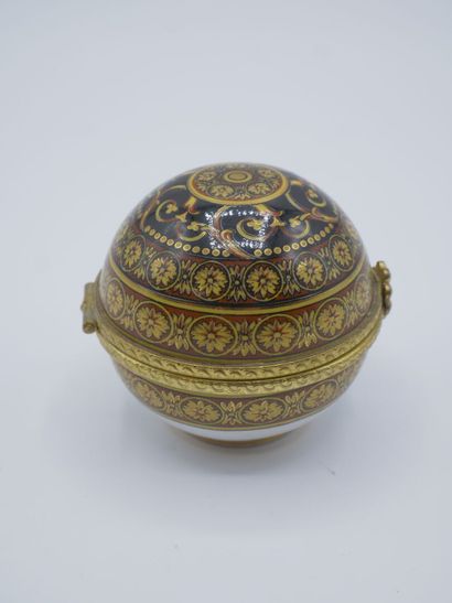 Boîte montre façon bobonnière en porcelaine...