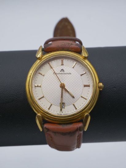 Lot montres en métal doré. Cadran circulaire....