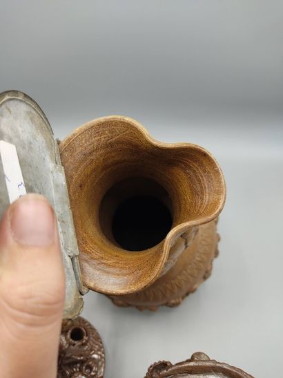 Pot à tabac et pichet couvert en terre vernissée

Le...