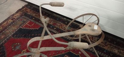 Curieux tricycle d'enfant en métal patiné.

La...