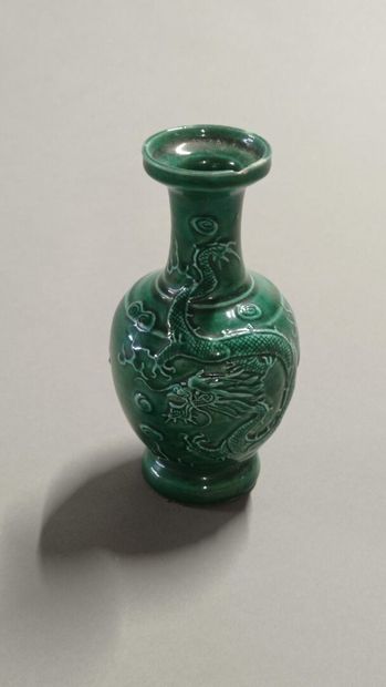 CHINE.

Petit vase en céramique verte.

Décor...