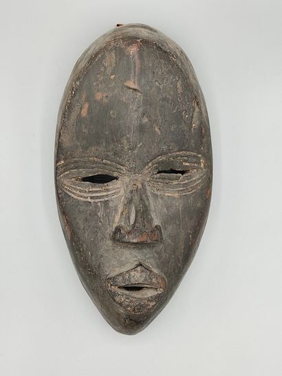 Masque Africian en bois sculpté laqué noir.

30...