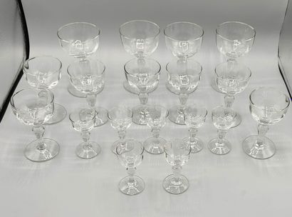 Service de verre à pieds en cristal.

Il...
