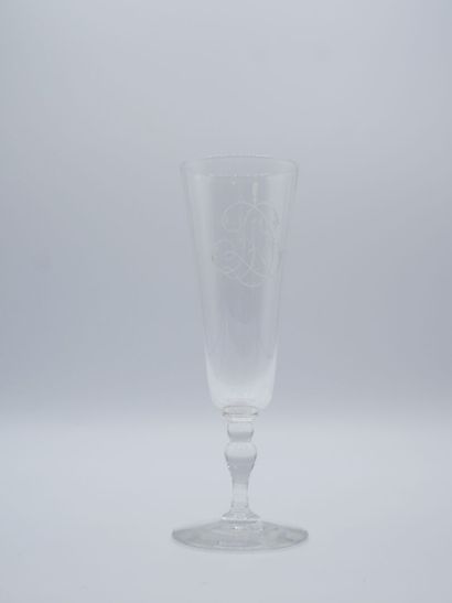 21 flutes en cristal monogrammées 
