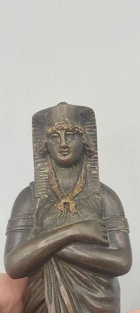 Sujet en bronze représentant une Égyptienne.

Socle...