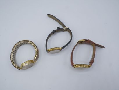 Lot montres en métal doré. Cadran circulaire....