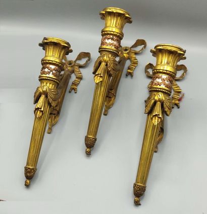 Suite de trois appliques en bronze doré et...