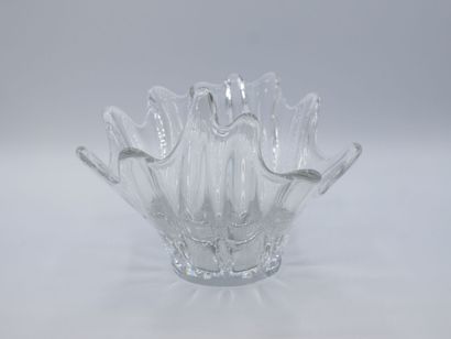 Coupe navicelle en cristal de DAUM .

Signature...