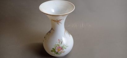Vase en opaline a décor en plein de motifs...