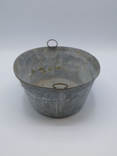 Intérieur de jardinière en zinc aux prises...
