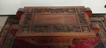 Table-basse en bois naturel.

Le plateau...