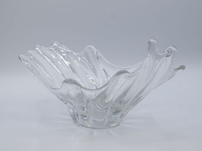 Coupe navicelle en cristal de DAUM .

Signature...