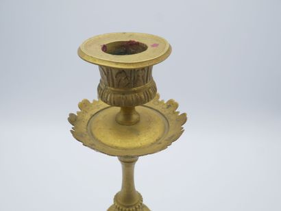 Paire de chandeliers en bronze doré et ciselé.

Fût...