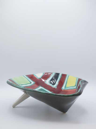 Coupe mouvementée en faience polychrome.

Pose...