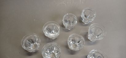 BACCARAT.

Suite de 11 petits verres en cristal...