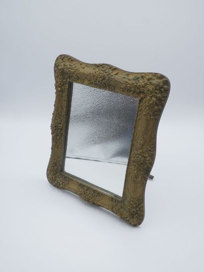 Petit miroir sur pied.

Entourage en bronze...
