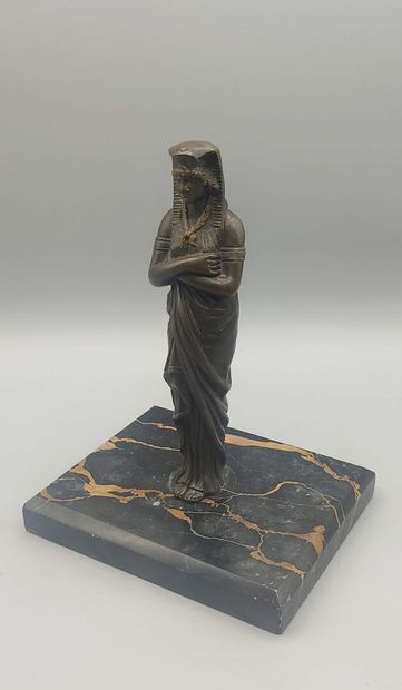 Sujet en bronze représentant une Égyptienne.

Socle...