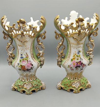 Paire de vases de forme évasée en porcelaine...