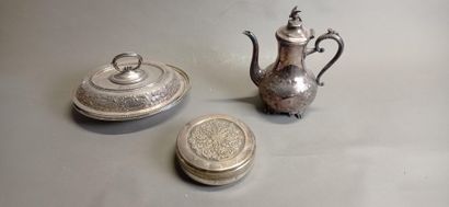 Réunion de trois pièces de service en métal...