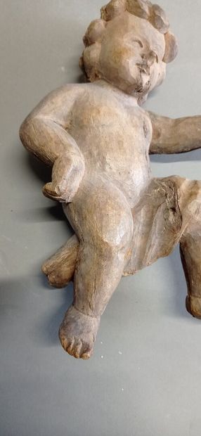 Angelot d'applique en bois sculpté.

Travail...