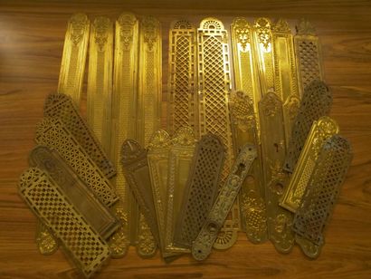 Lot de 25 plaques de propreté en laiton ajouré.

H:...