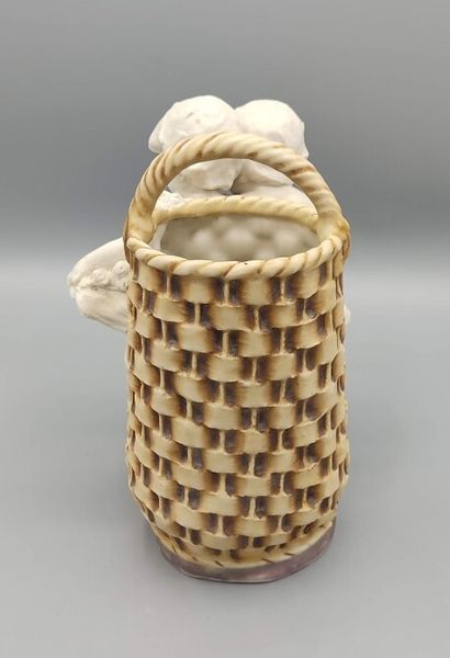 AMPHORA.

Bouquetière en biscuit et porcelaine...
