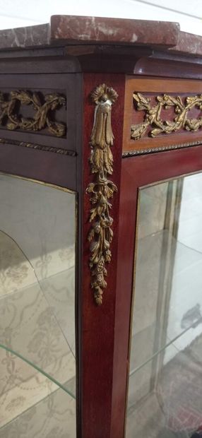 Vitrine à hauteur d'appui en acajou et placage...