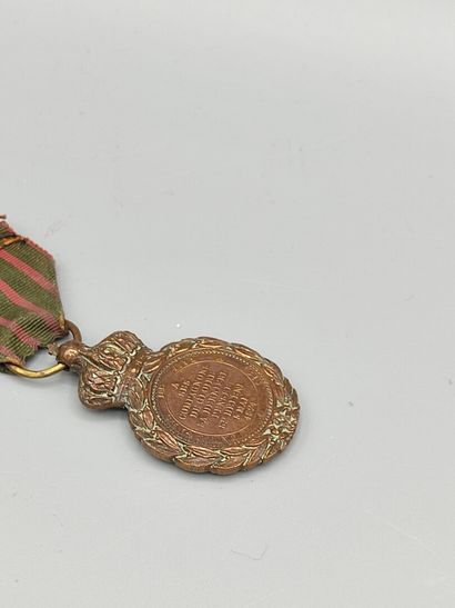 Lot de médailles militaires comprenant:

-Légion...