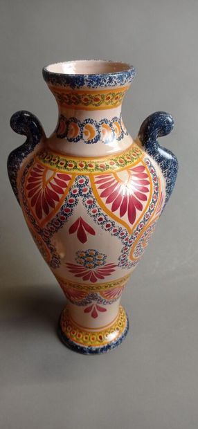 Henriot QUIMPER.

Paire de vases en faïence...
