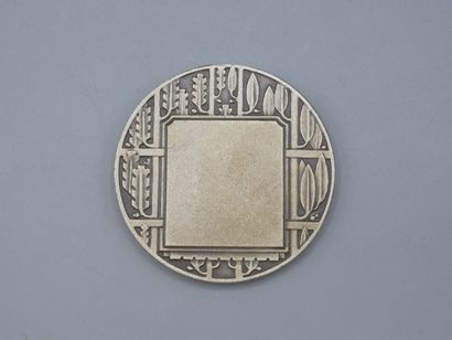 CONTAUX. 

Médaille en métal argenté ornée...
