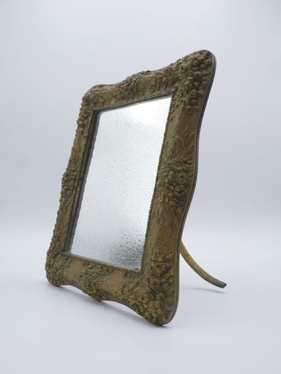 Petit miroir sur pied.

Entourage en bronze...