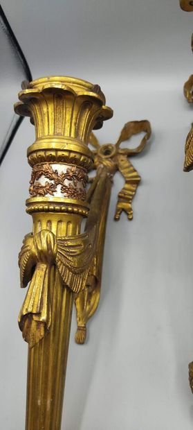 Suite de trois appliques en bronze doré et...