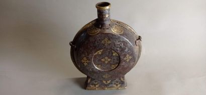 CHINE.

Curieuse gourde en métal patiné et...