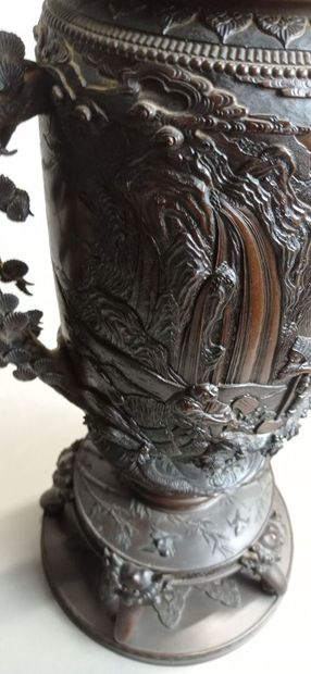JAPON.

Paire de vases couverts en métal...