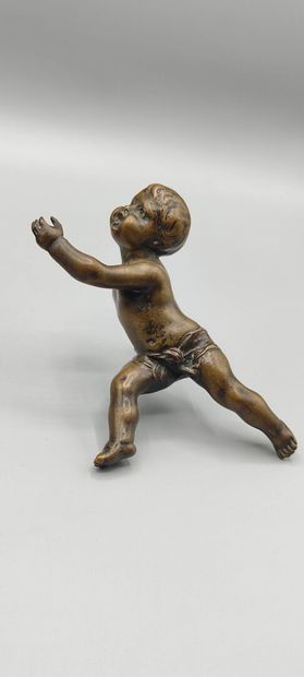 Deux éléments décoratifs figurant des angelots.

L'un...