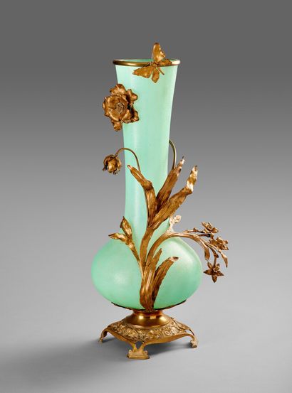 Important vase balustre en verre givré vert.

Monture...