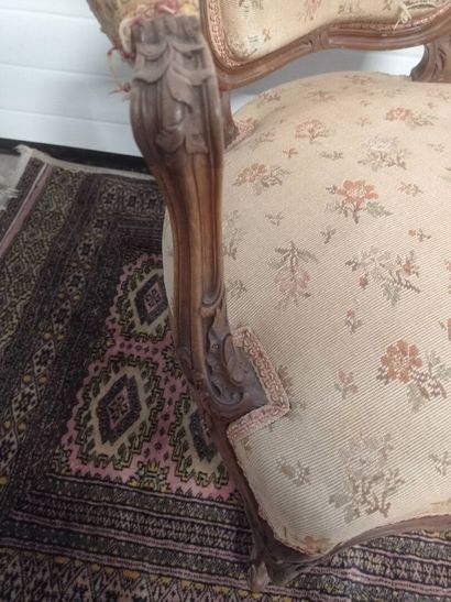Paire de fauteuils cabriolet en bois naturel.

Dossier...