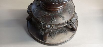 JAPON.

Paire de vases couverts en métal...