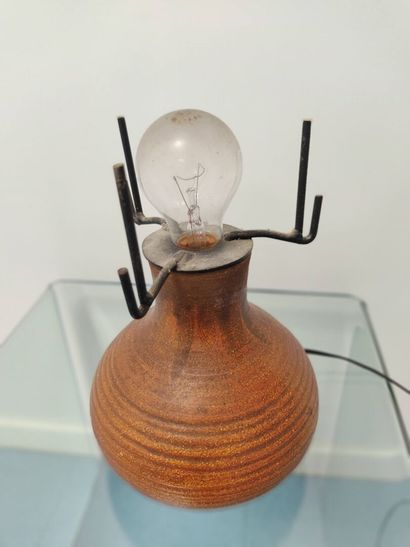 ACCOLAY.

Lampe en céramique brune. Abat...