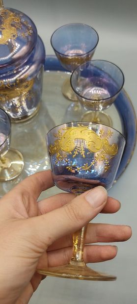 Service à punch en verre de couleur violine...