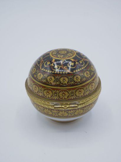 Boîte montre façon bobonnière en porcelaine...