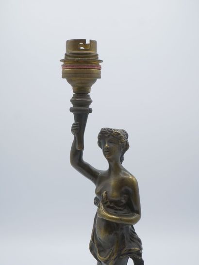 Pied de lampe en bronze figurant une femme...
