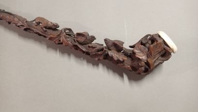 Pipe en bois sculpté.

Le fût orné d'une...
