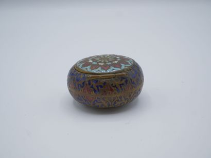Petit pilulier en métal doré à décor d'émaux...